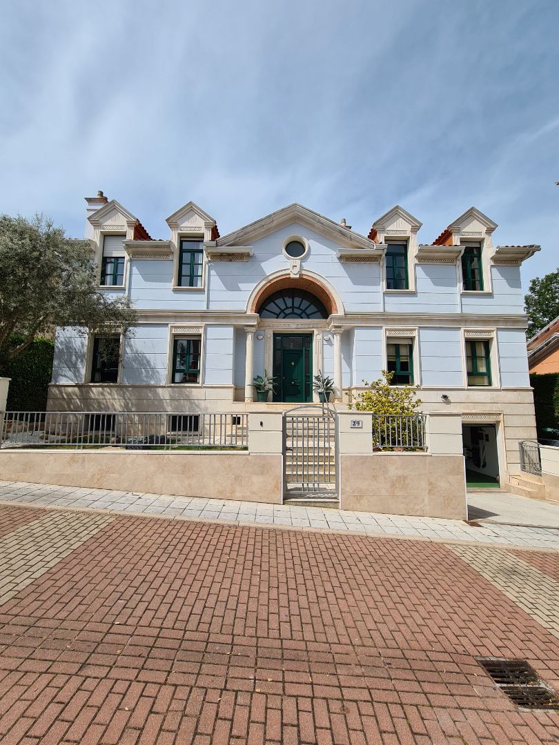 Exterior view of House or chalet for sale in Valladolid Capital  with Air Conditioner, Heating and Private garden