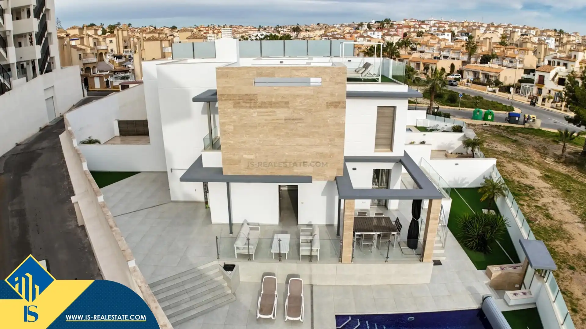 Detached house with pool for sale in Orihuela Costa