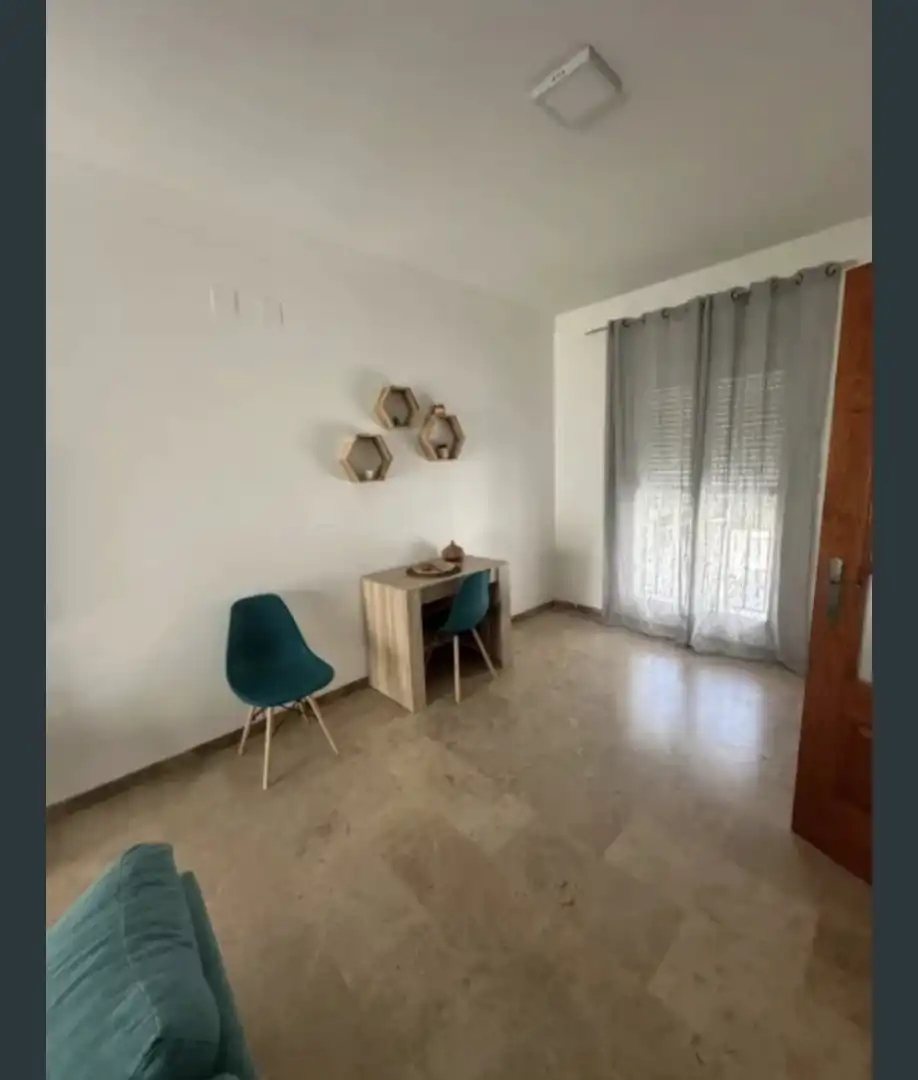 Sala d'estar de Casa adosada per a compartir en Coria del Río amb Aire condicionat i Moblat