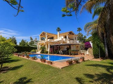 Casa amb piscina en venda a Benahavís pueblo