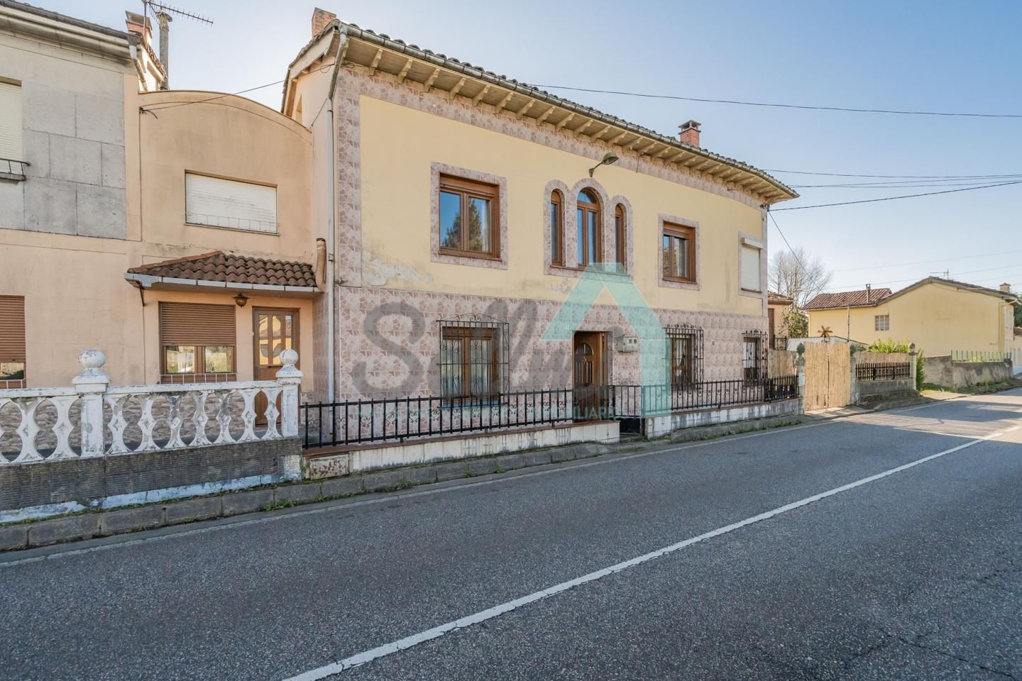 Vista exterior de Casa adosada en venda en Siero amb Jardí privat, Terrassa i Traster