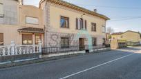 Vista exterior de Casa adosada en venda en Siero amb Jardí privat, Terrassa i Traster