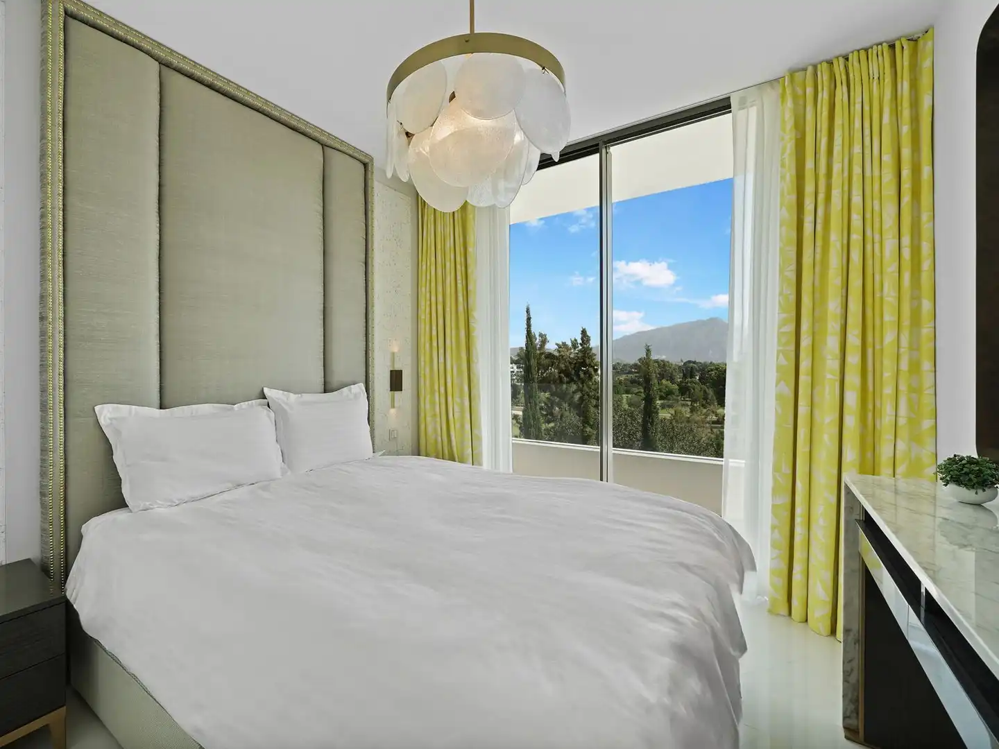 Dormitori de Apartament en venda en Estepona amb Aire condicionat, Terrassa i Traster