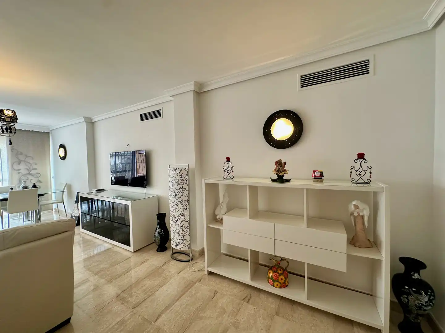 Sala d'estar de Planta baixa de lloguer en Marbella amb Aire condicionat, Calefacció i Piscina