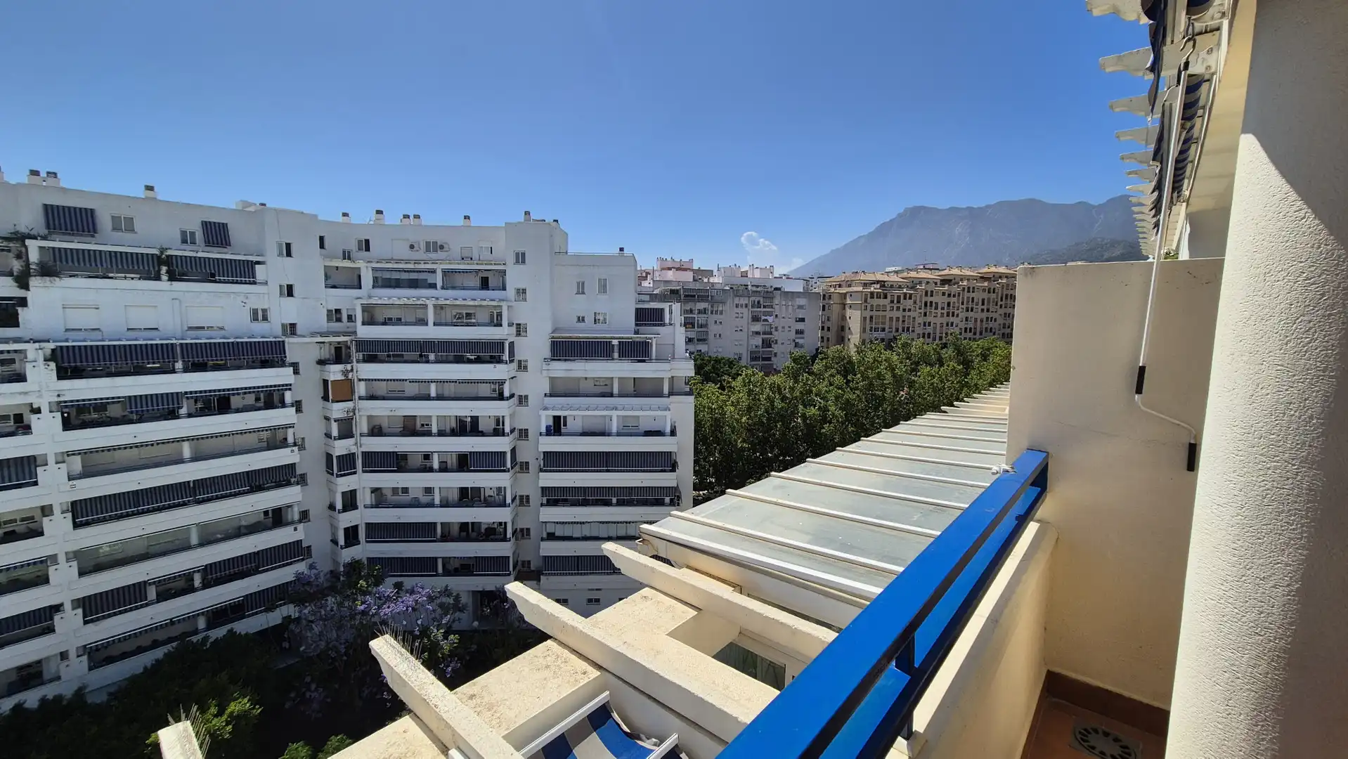 Vista exterior de Ático de alquiler en Marbella con Aire acondicionado, Terraza y Trastero