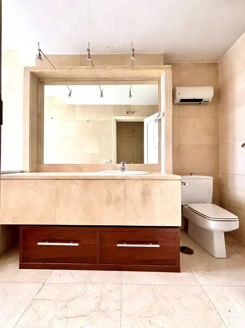 Bathroom of Flat for rent in Madrid  with Heating, Parquet flooring and Terrace