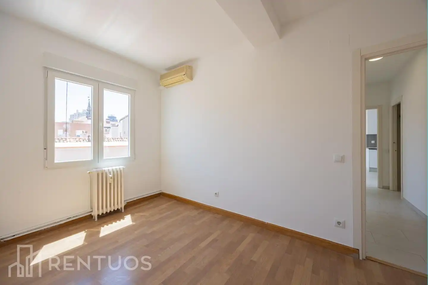 Schlafzimmer von Dachboden zur Miete in Madrid mit Klimaanlage, Heizung und Terrasse