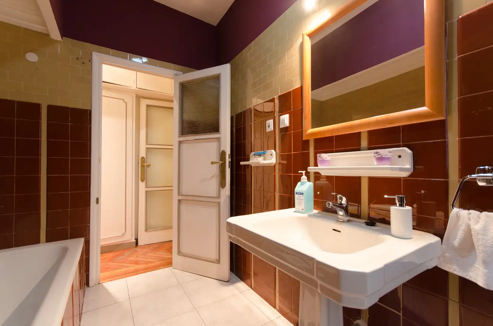 Bathroom of Office for rent in Madrid  with Air Conditioner and Heating