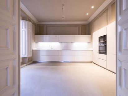 Kitchen of Flat to rent in Vic