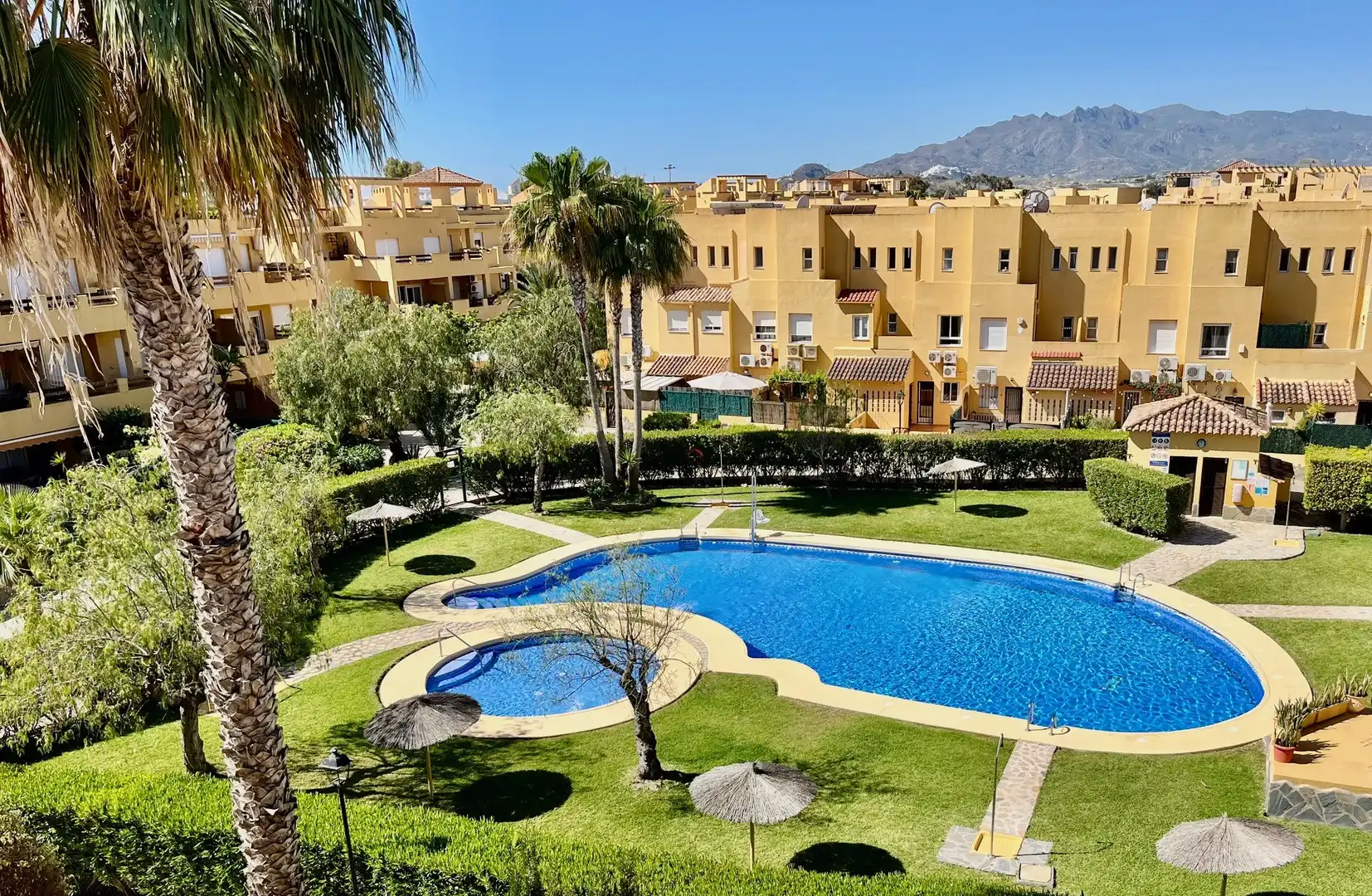 Vista exterior de Casa adosada en venda en Vera amb Terrassa, Moblat i Piscina comunitària