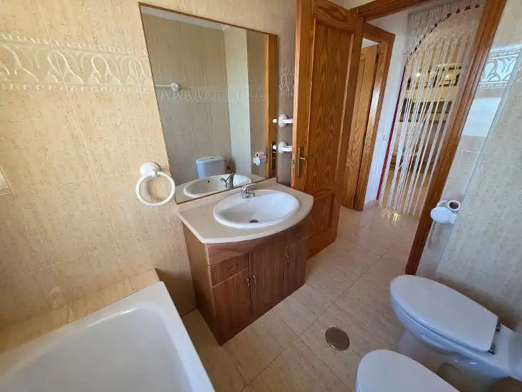 Baño de Apartamento en venta en La Manga del Mar Menor con Terraza, Amueblado y Balcón