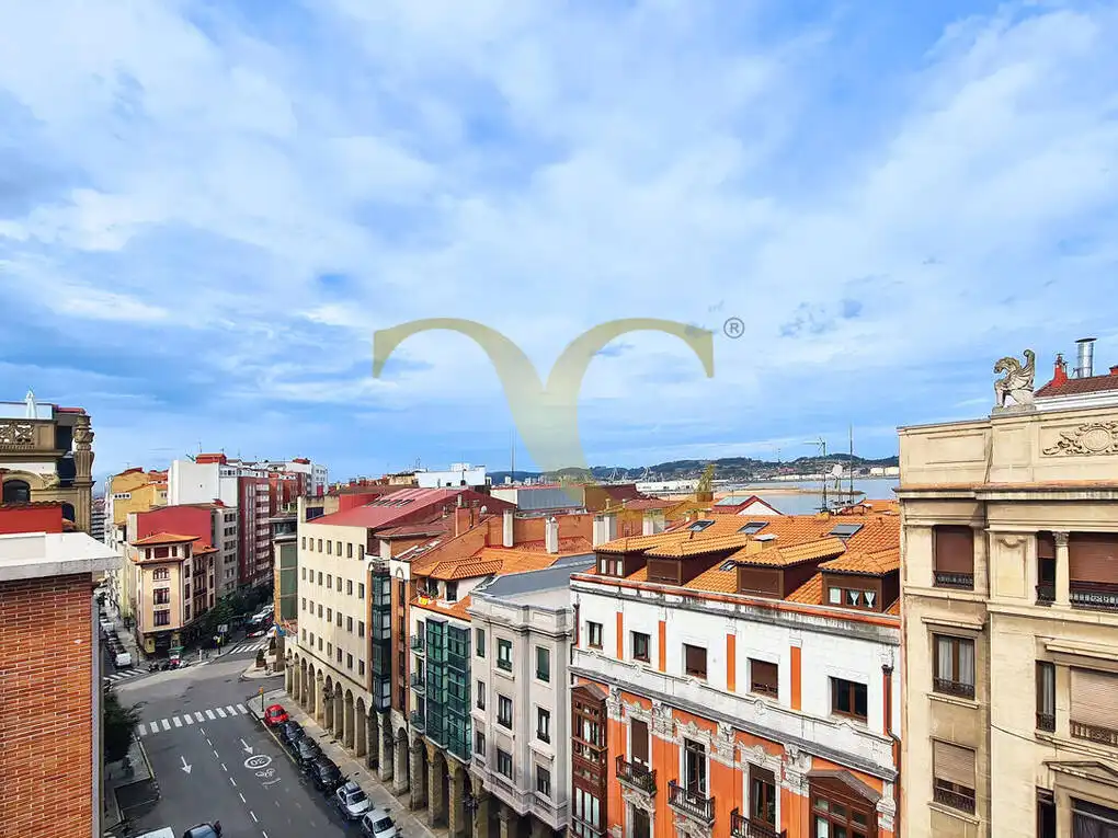 Vista exterior de Àtic en venda en Gijón  amb Calefacció, Terrassa i Traster