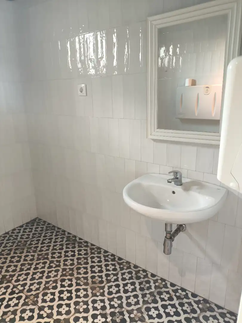 Badezimmer von Geschaftsraum zum Verkauf in Ames