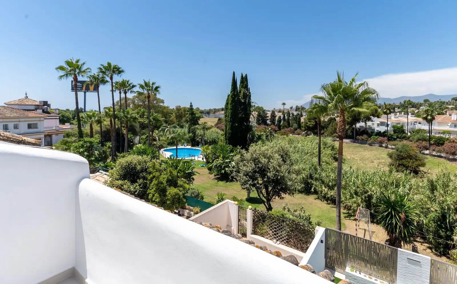 Jardí de Casa adosada en venda en Estepona amb Aire condicionat, Terrassa i Traster
