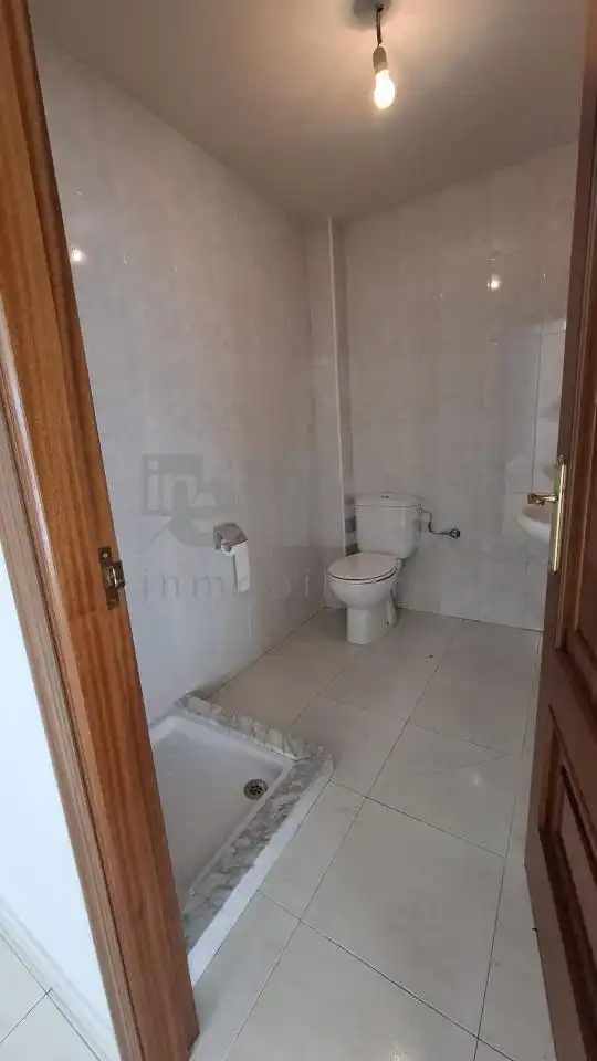 Badezimmer von Fabrikhallen zur Miete in Zas