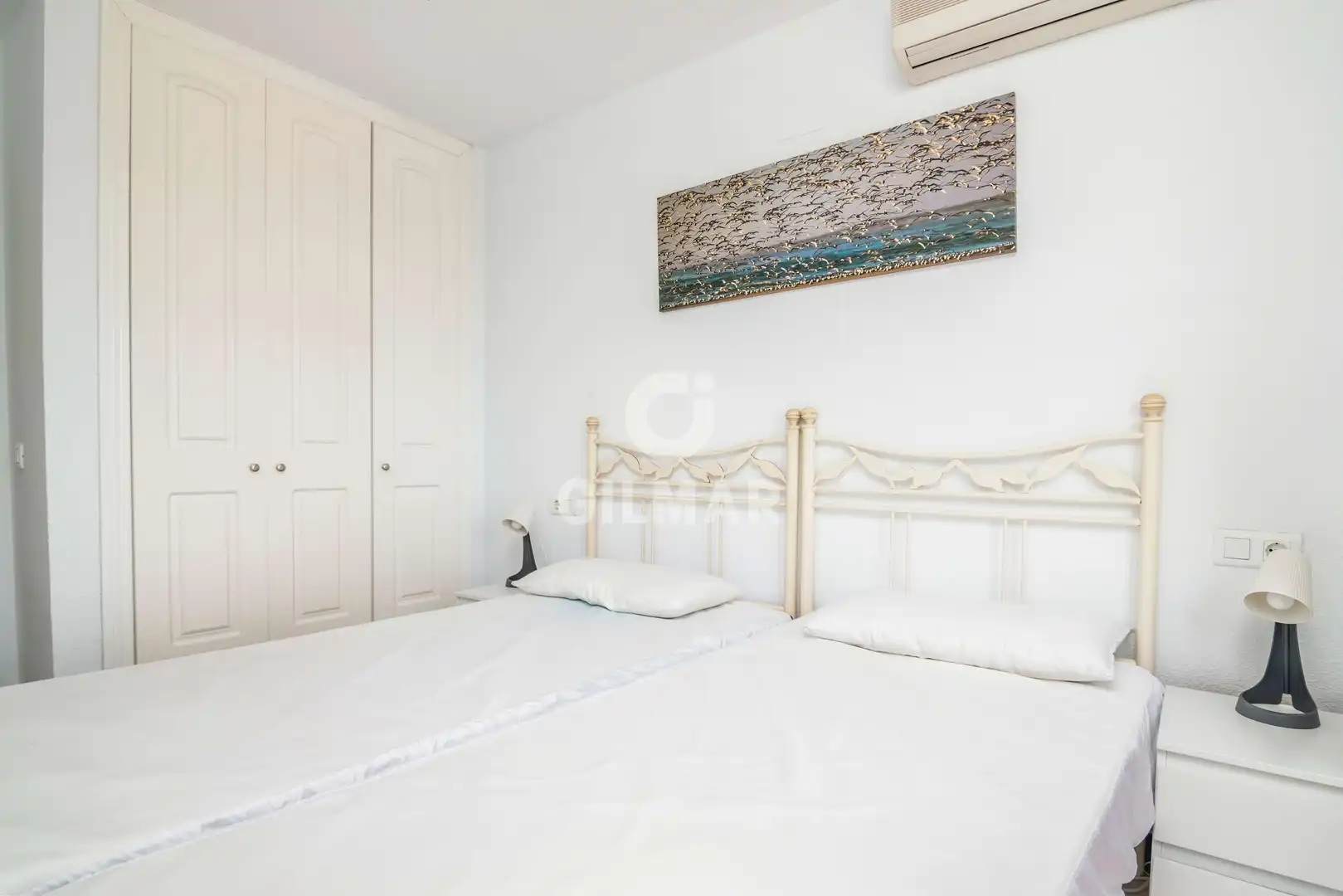 Schlafzimmer von Einfamilien-Reihenhaus zum Verkauf in Manilva mit Heizung, Privatgarten und Schwimmbad