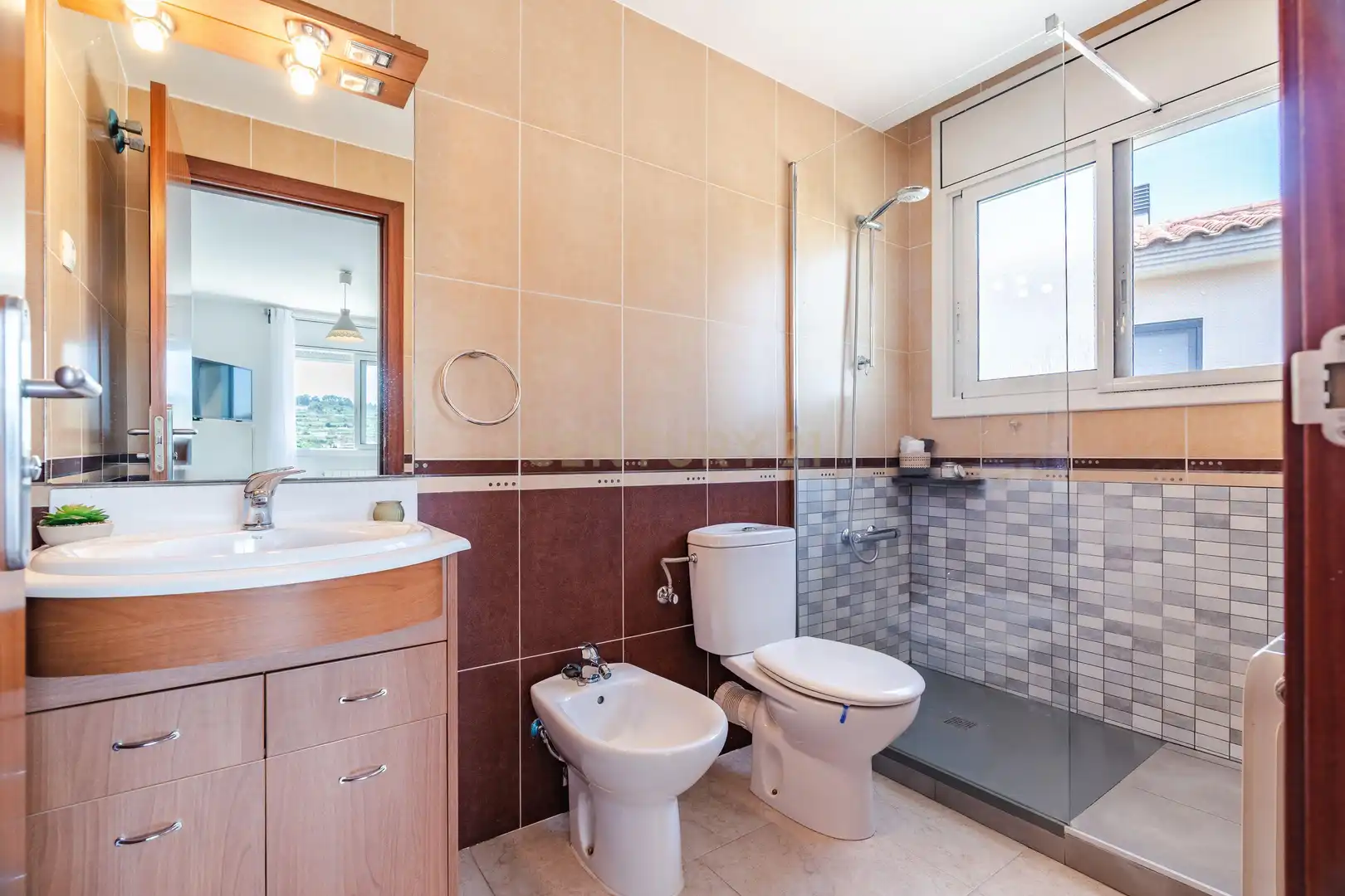 Badezimmer von Einfamilien-Reihenhaus zum Verkauf in Vila-rodona mit Privatgarten und Ofen