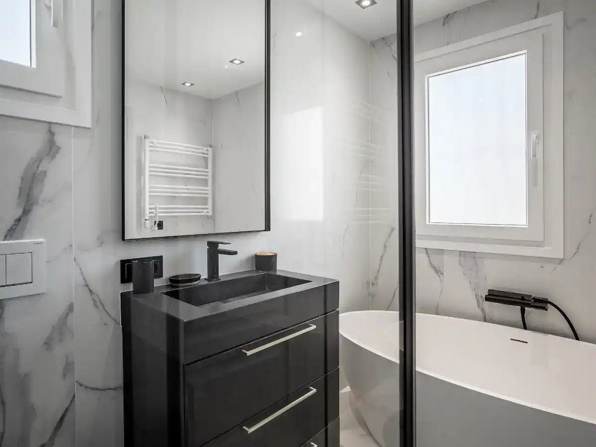 Badezimmer von Wohnung zur Miete in Marbella mit Klimaanlage, Privatgarten und Parkett