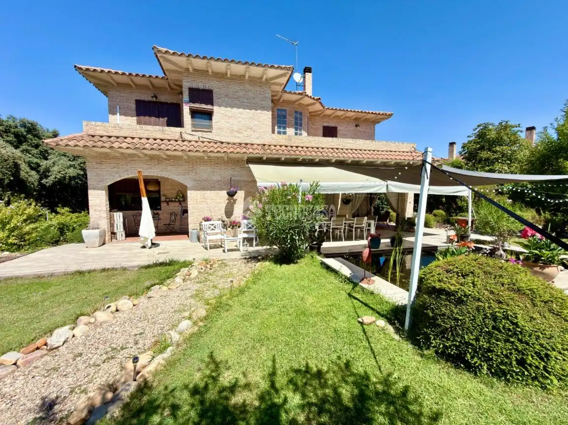 Jardí de Casa o xalet en venda en Valdeaveruelo amb Aire condicionat, Calefacció i Terrassa