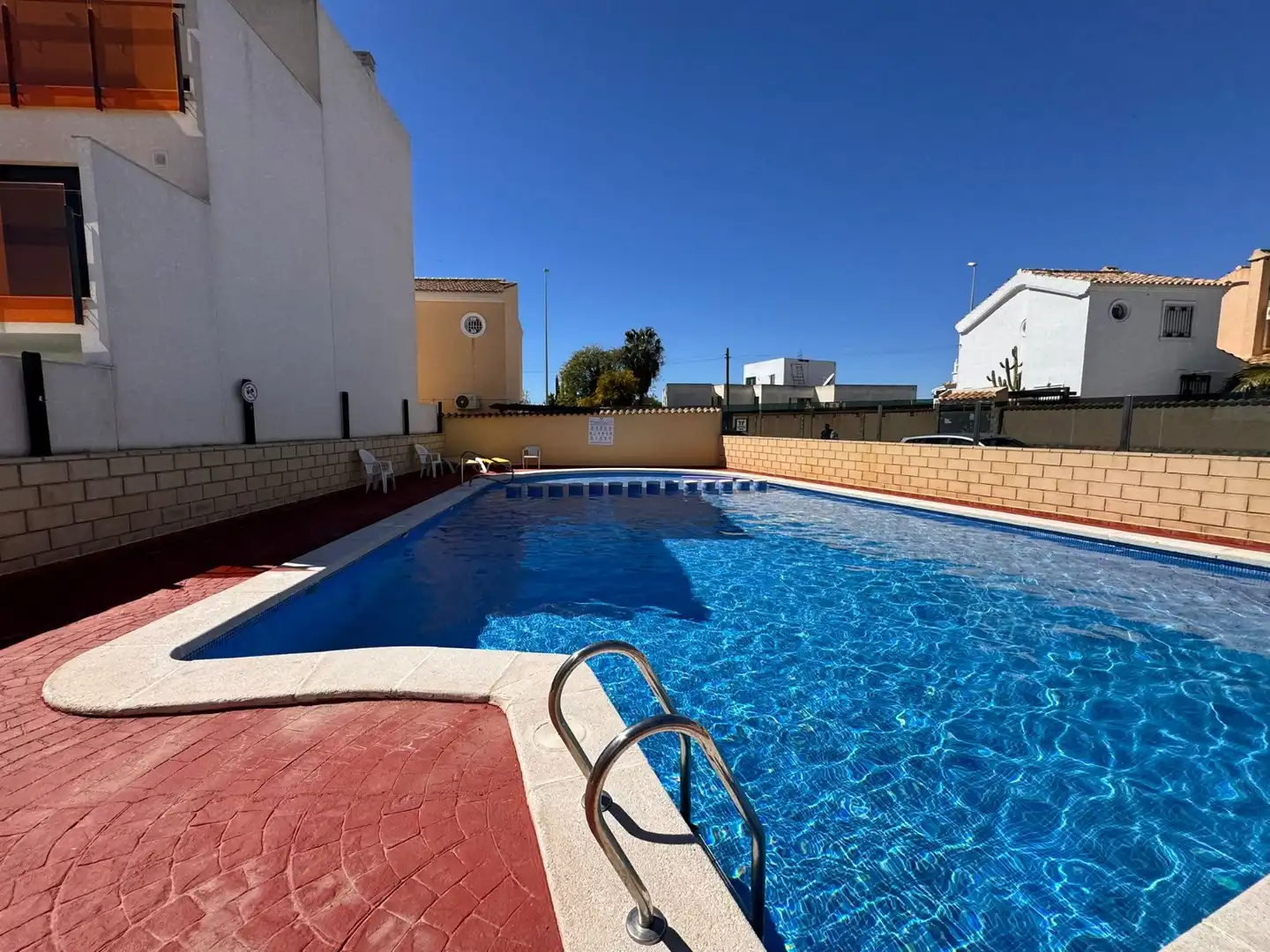 Piscina de Casa adosada en venda en Orihuela amb Terrassa, Traster i Balcó