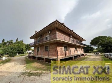 Casa amb balcó en venda a Cabanes (Girona)