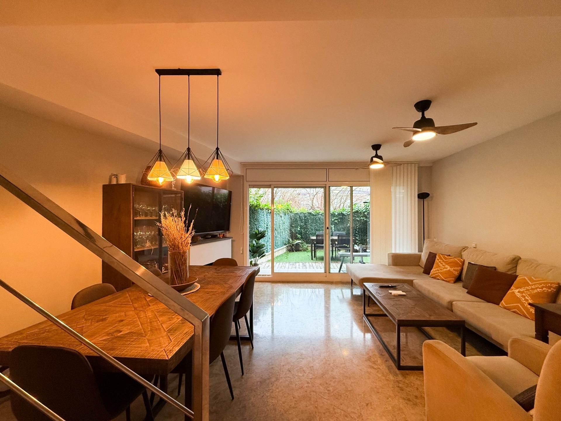 Sala d'estar de Planta baixa en venda en Sitges amb Aire condicionat, Calefacció i Jardí privat