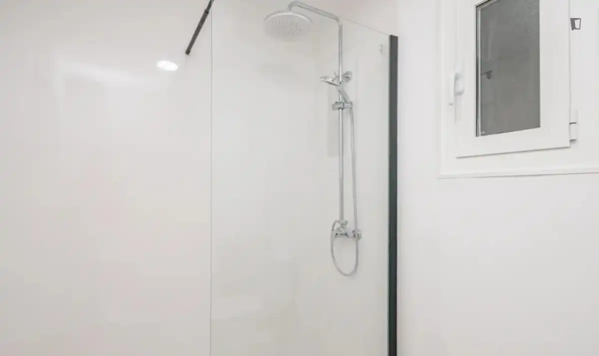 Baño de Apartamento para compartir en Madrid con Aire acondicionado, Calefacción y Amueblado