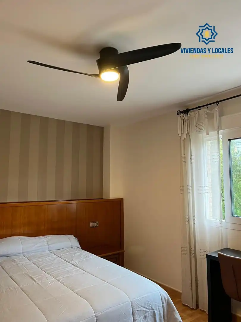 Habitación de Piso de alquiler en Granada con Aire acondicionado, Amueblado y Balcón