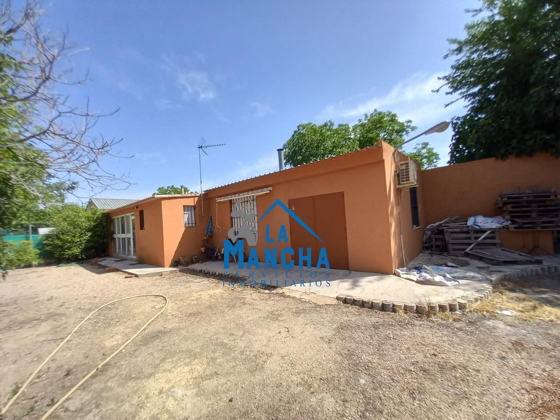 Vista exterior de Casa o xalet en venda en  Albacete Capital amb Aire condicionat, Jardí privat i Piscina comunitària