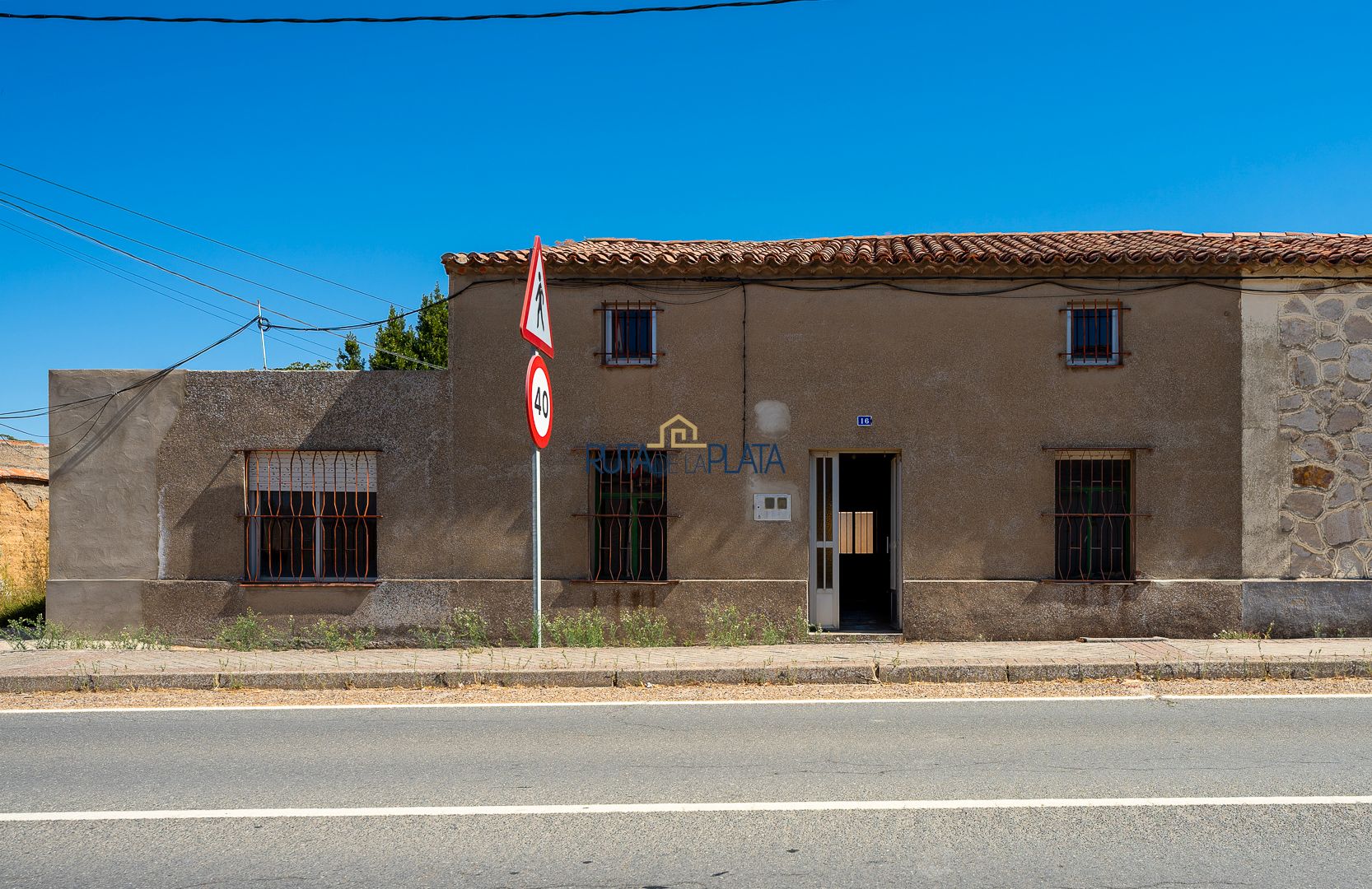 Vista exterior de Casa adosada en venda en Roales amb Jardí privat