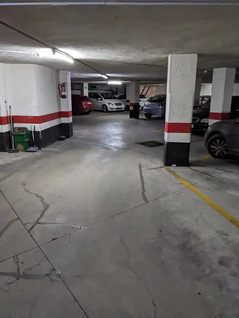 Garage for rent in Carrer de Berlín, 57, Barri de les Corts