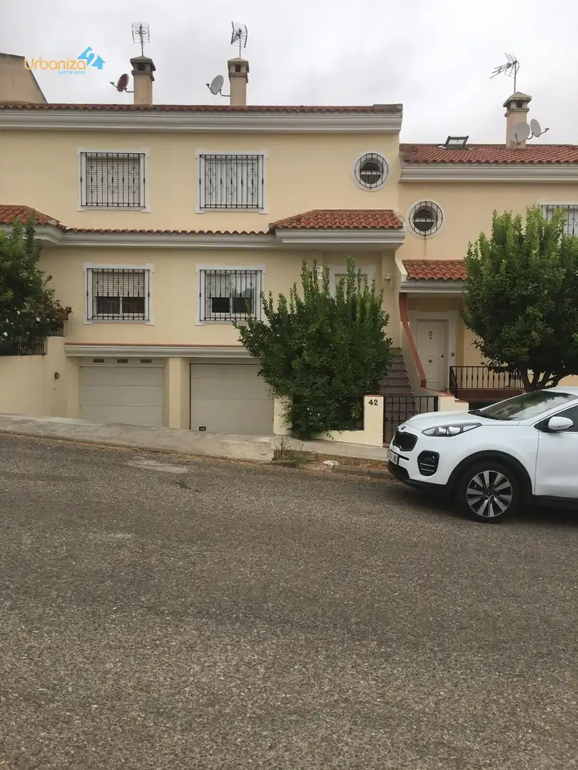 Vista exterior de Casa adosada en venda en Badajoz amb Calefacció, Terrassa i Piscina comunitària