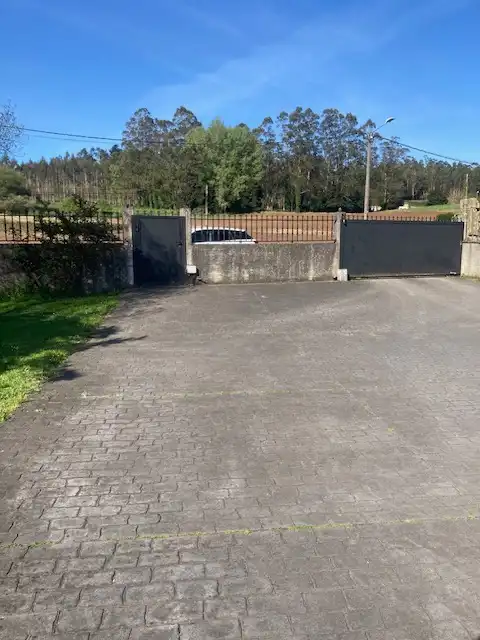 Parking de Casa o chalet en venta en Carballo con Calefacción, Jardín privado y Parquet