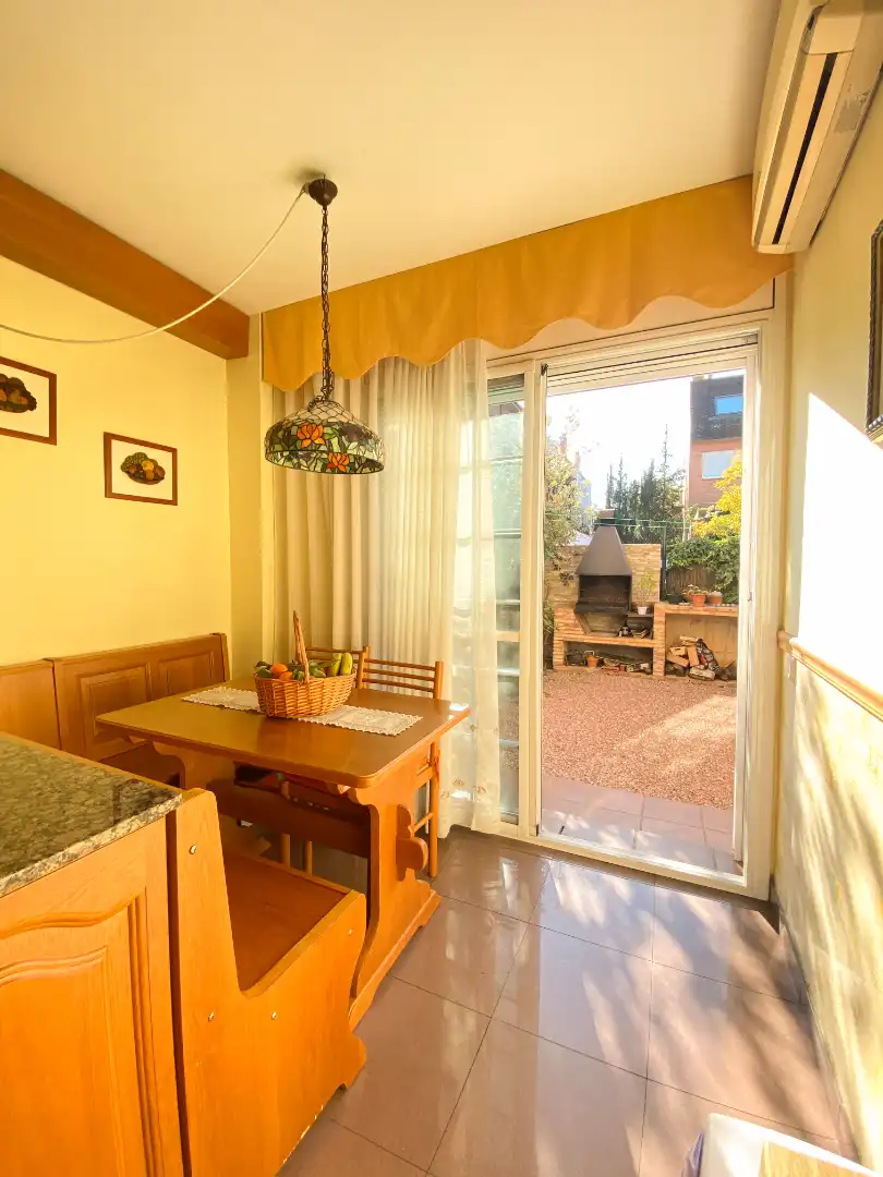 Jardín de Casa adosada en venta en Cerdanyola del Vallès con Aire acondicionado, Calefacción y Jardín privado