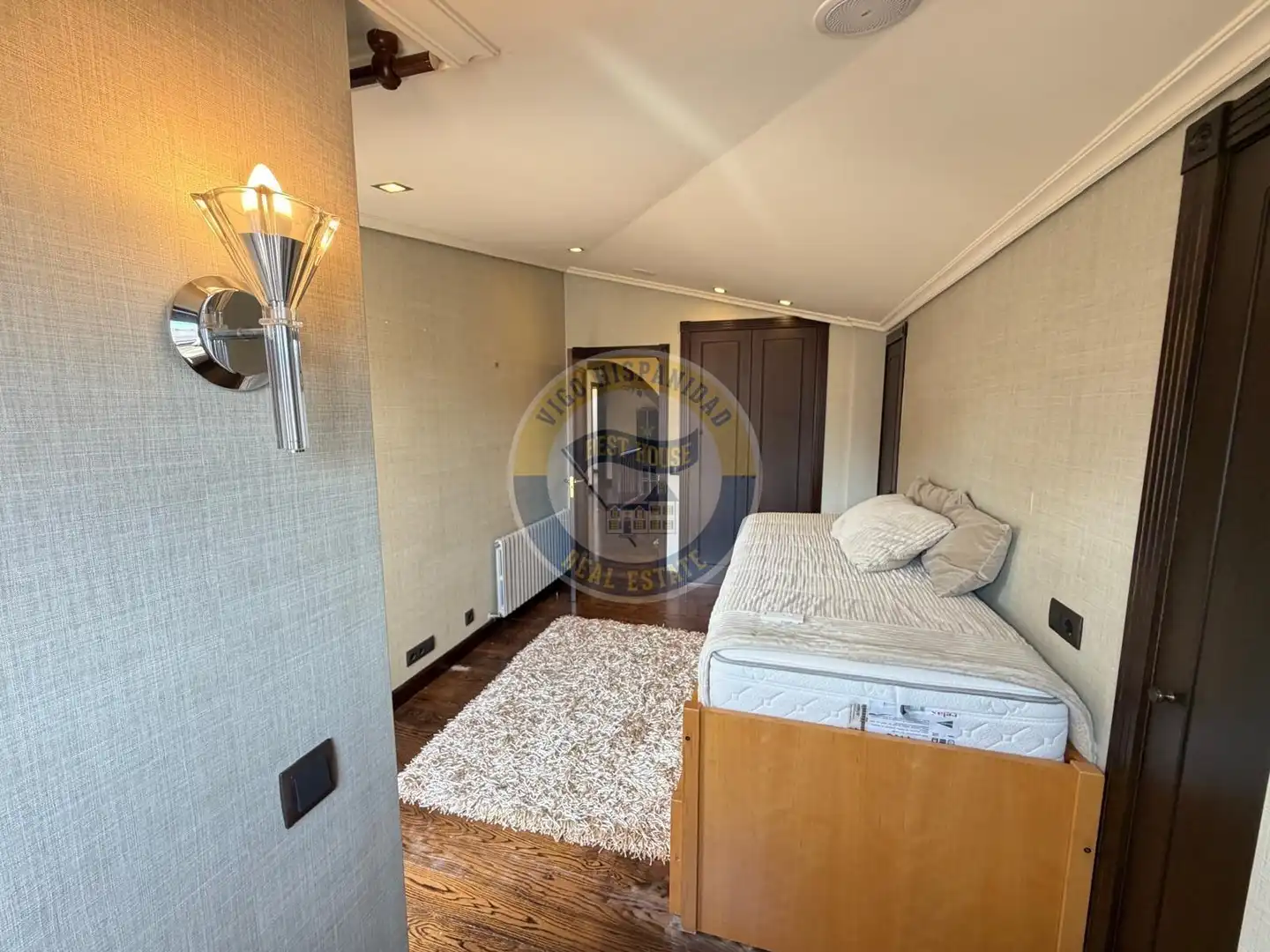 Schlafzimmer von Dachboden zur Miete in Vigo  mit Heizung, Parkett und Terrasse