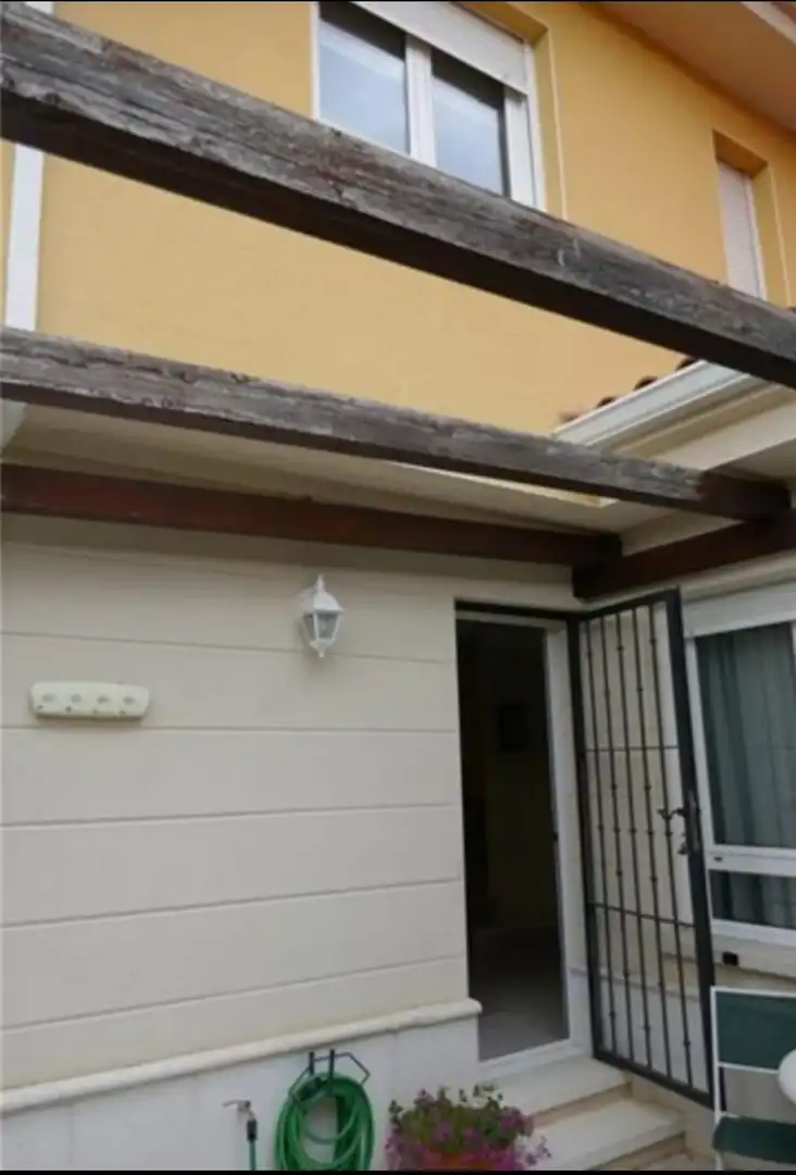 Vista exterior de Casa adosada en venta en Fuensaldaña con Calefacción y Trastero