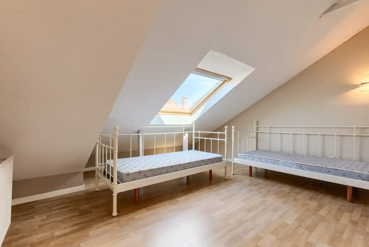 Habitación de Casa adosada en venta en Ciudalcampo con Aire acondicionado, Calefacción y Jardín privado