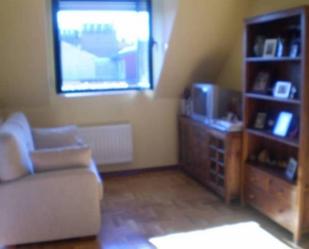 Sala d'estar de Apartament en venda en Oviedo  amb Parquet