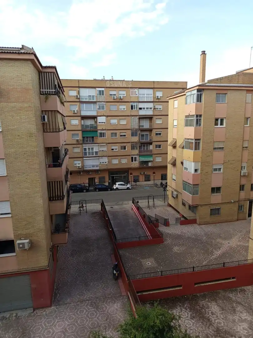 Vista exterior de Pis de lloguer en Granada amb Moblat i Balcó