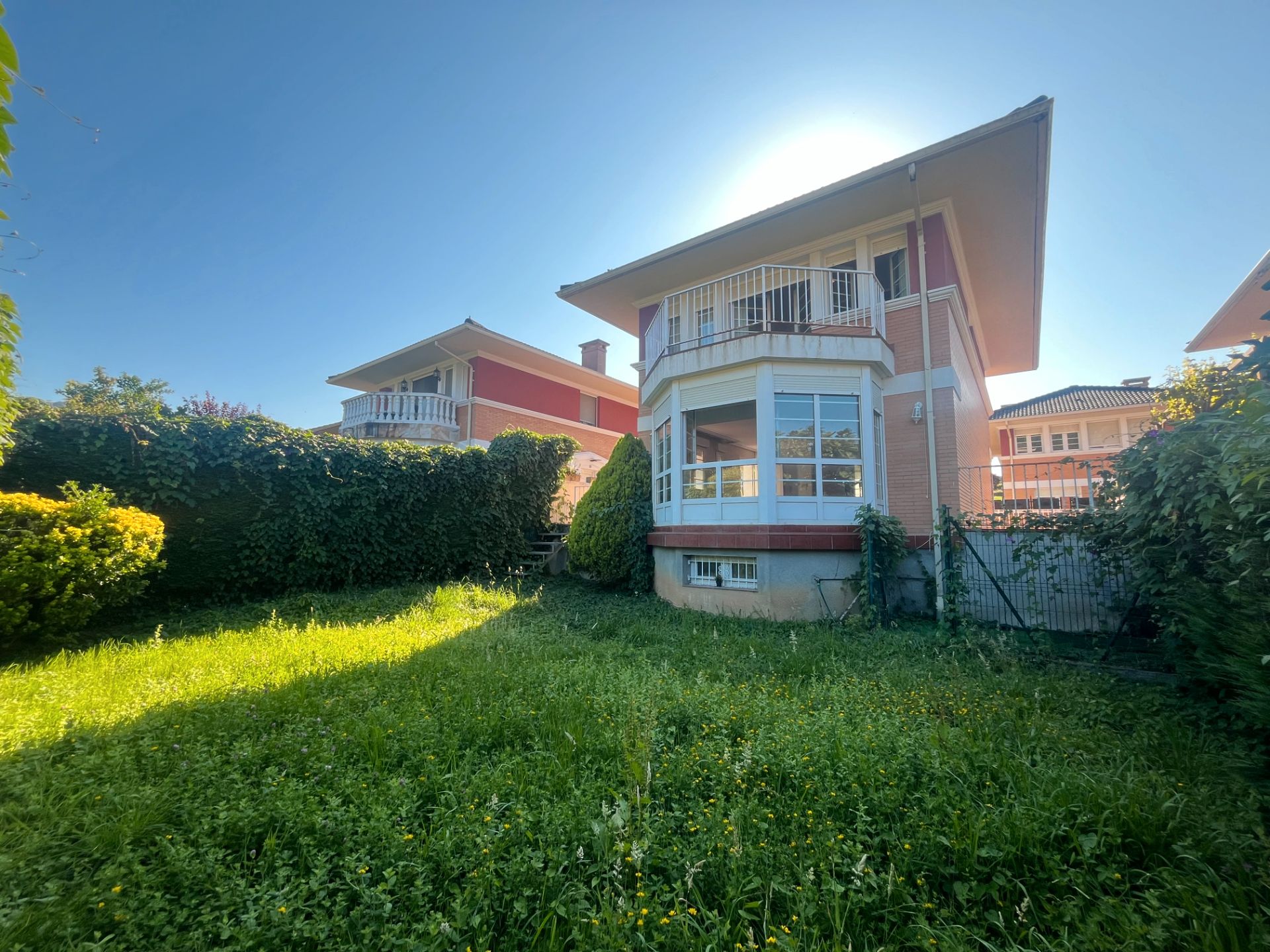 Außenansicht von Haus oder Chalet zum verkauf in Castro-Urdiales mit Heizung, Privatgarten und Parkett