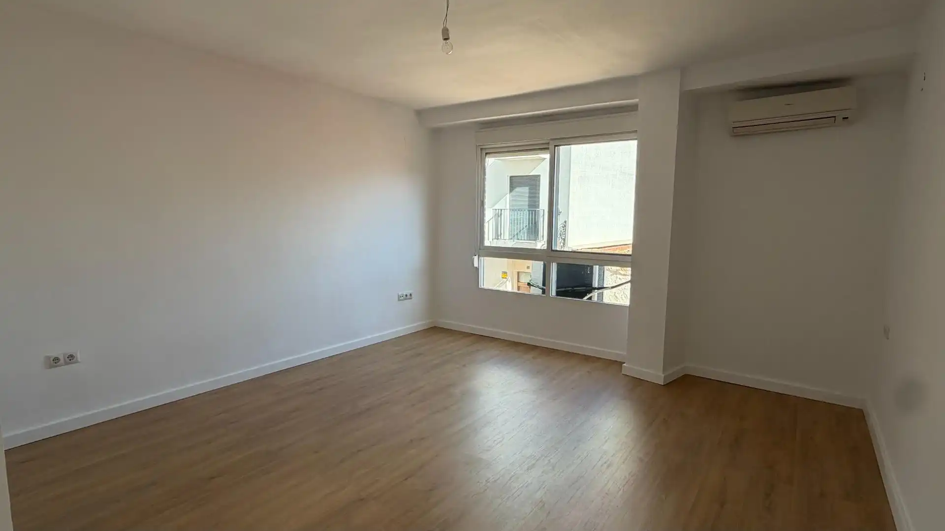 Dormitori de Pis en venda en Paterna amb Aire condicionat, Parquet i Terrassa