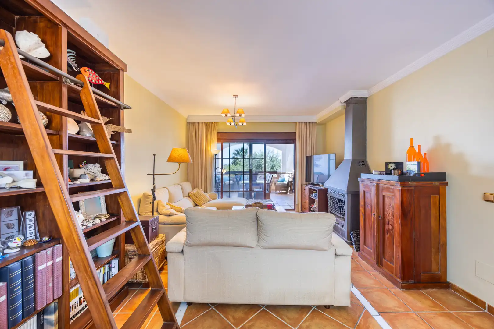 Sala d'estar de Casa adosada en venda en La Alcaidesa amb Aire condicionat, Jardí privat i Terrassa