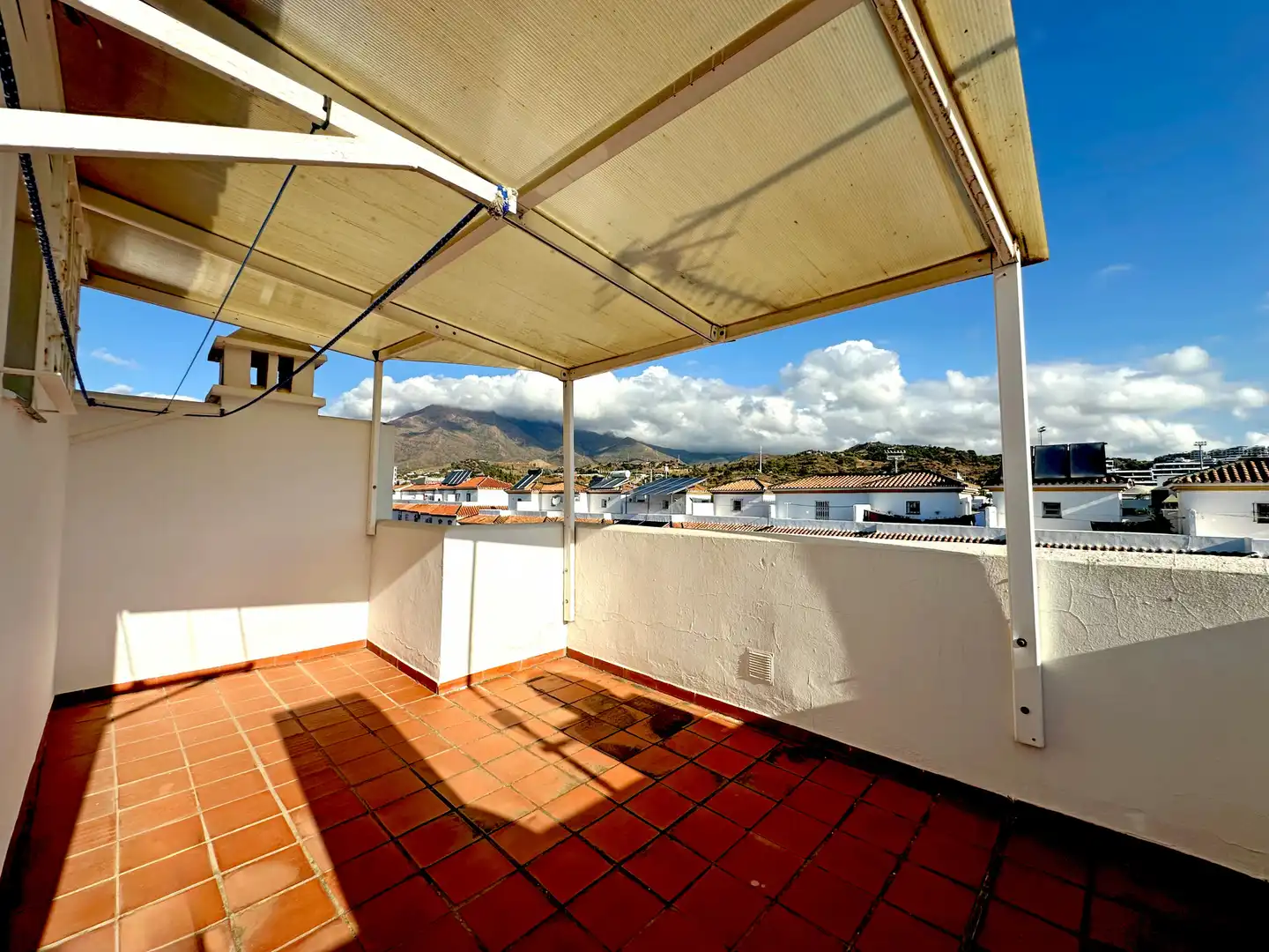 Vista exterior de Casa adosada en venda en Estepona amb Aire condicionat, Terrassa i Traster