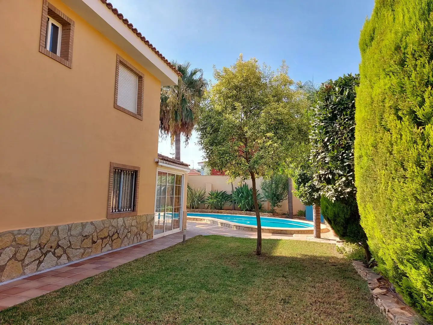 Exterior view of Houses for sale in La Pobla de Vallbona  with Air Conditioner, Heating and Private garden