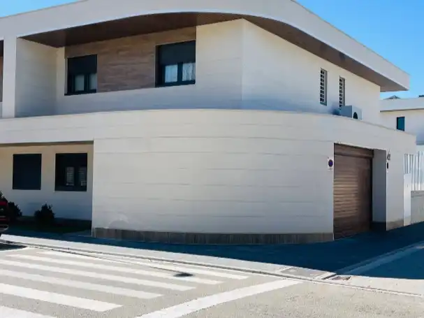 Vista exterior de Casa o xalet en venda en Cuarte de Huerva amb Aire condicionat, Terrassa i Piscina