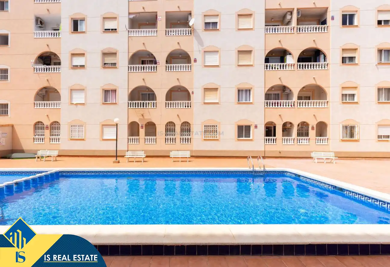Piscina de Estudio en venta en Torrevieja con Calefacción, Terraza y Amueblado