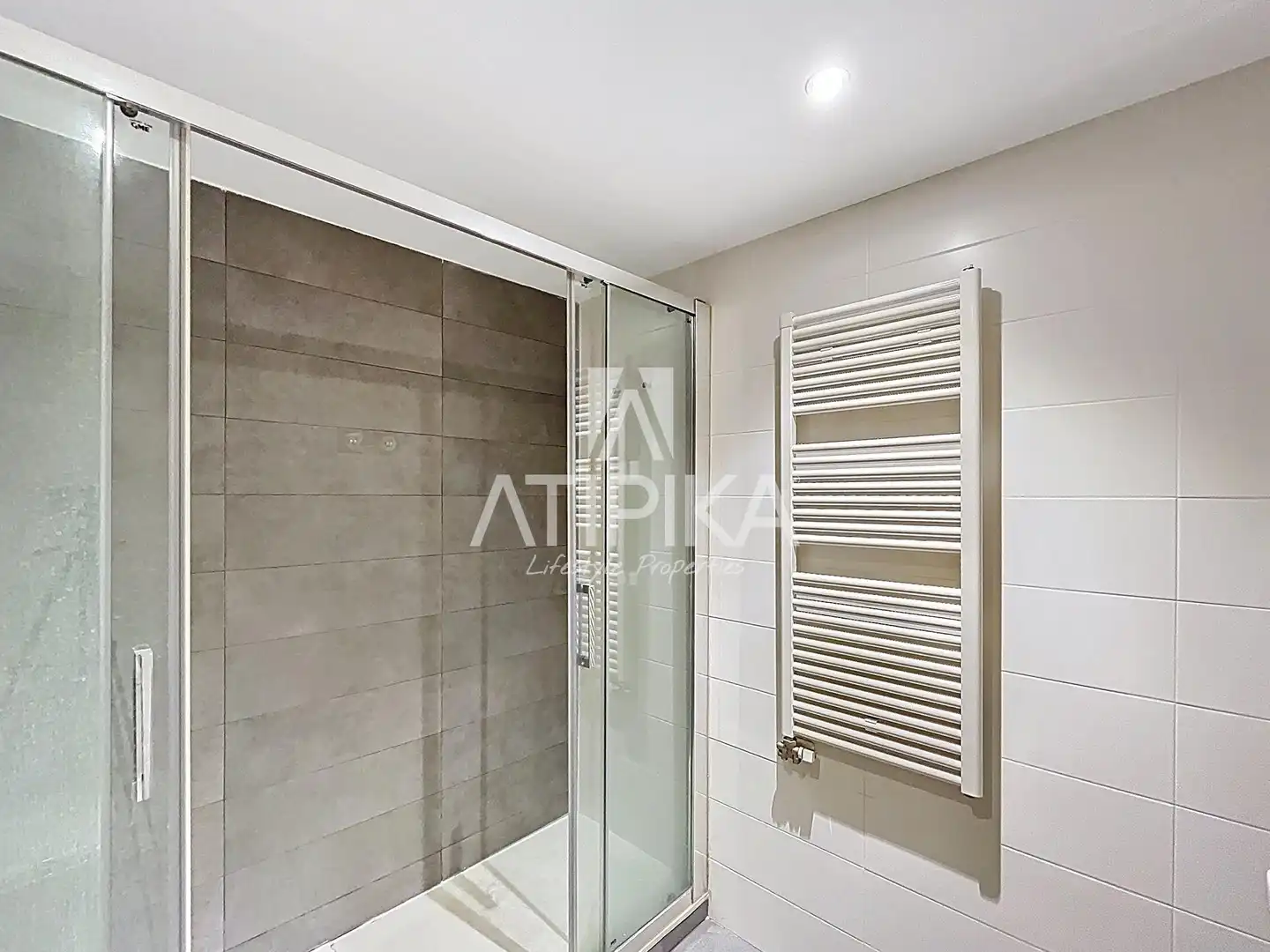 Bathroom of Flat for sale in L'Hospitalet de Llobregat  with Heating, Parquet flooring and Terrace