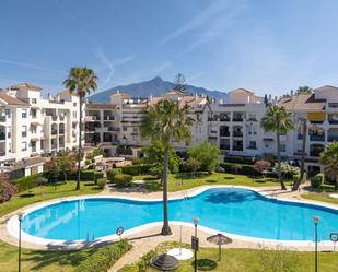 Vista exterior de Pis en venda en Marbella amb Terrassa, Piscina i Piscina comunitària