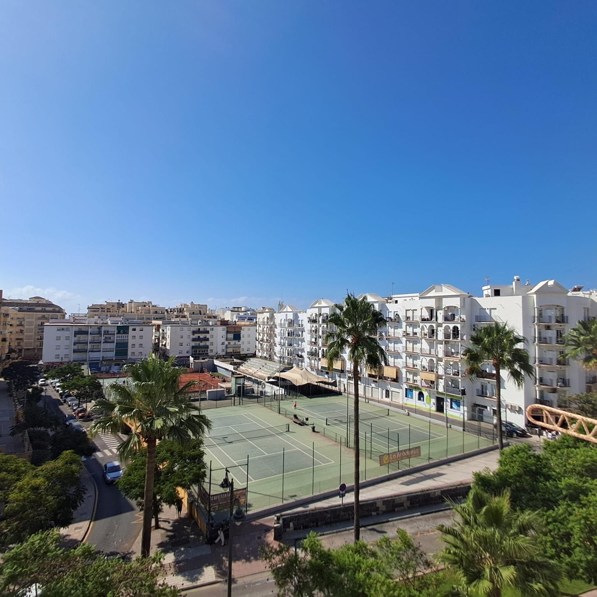 Vista exterior de Ático de alquiler en Estepona con Terraza y Balcón