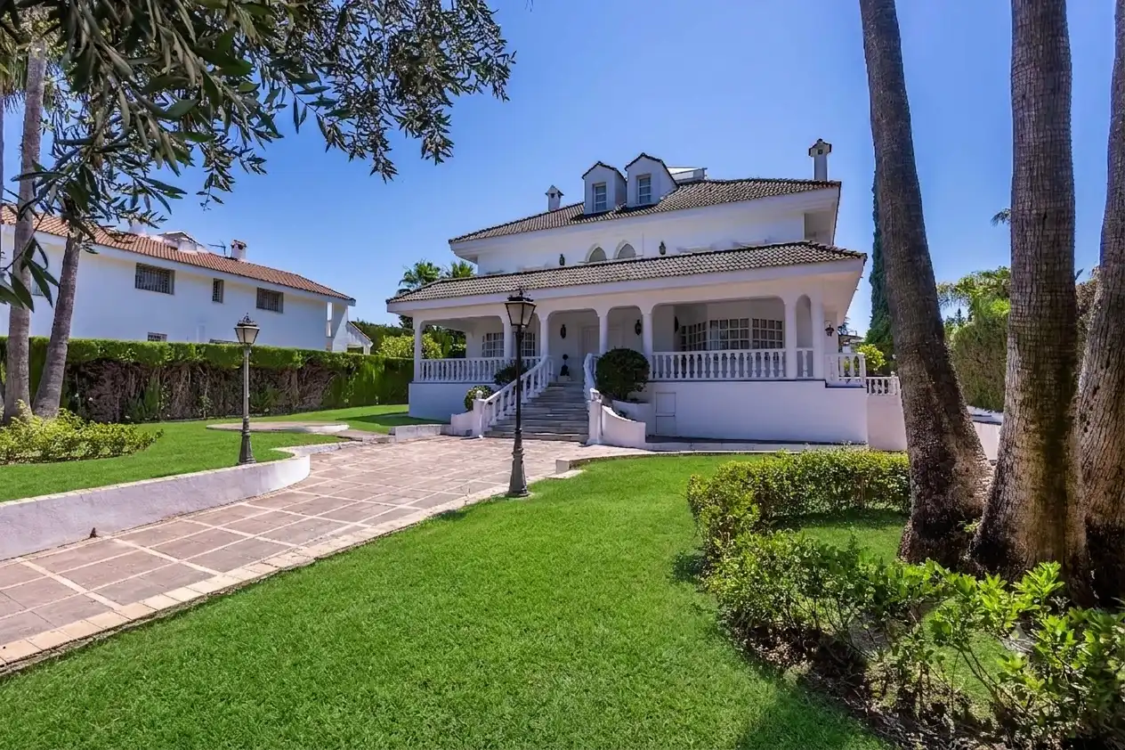 Vista exterior de Casa o xalet en venda en Mairena del Aljarafe amb Aire condicionat, Jardí privat i Terrassa